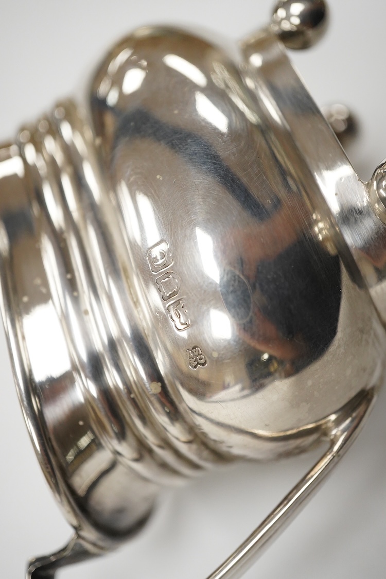 A late 19th/early 20th century matched silver three piece tea set, by W & G Sissons, London, 1898 and The Barnards, London, 1903, gross weight 33oz.
